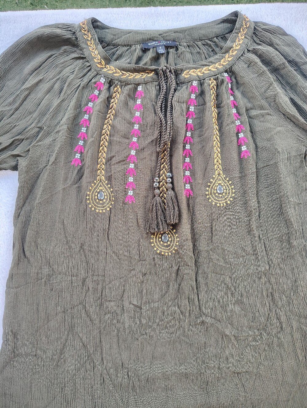 Romeo & Juliet Couture Olive Embroidered Tassel Peasant Tunic